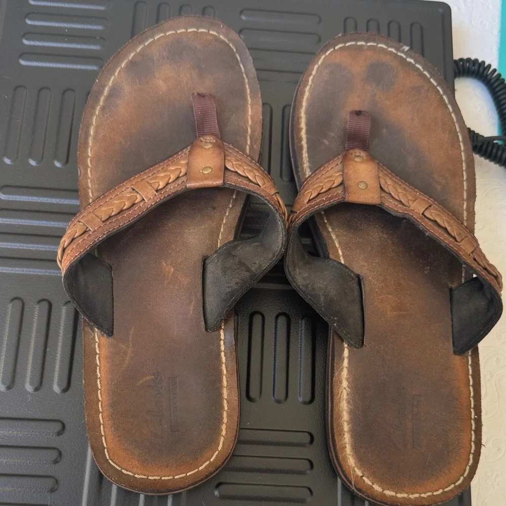 Clarks Tan and Black Woman’s  Flip-Flops - Picture 2 of 7